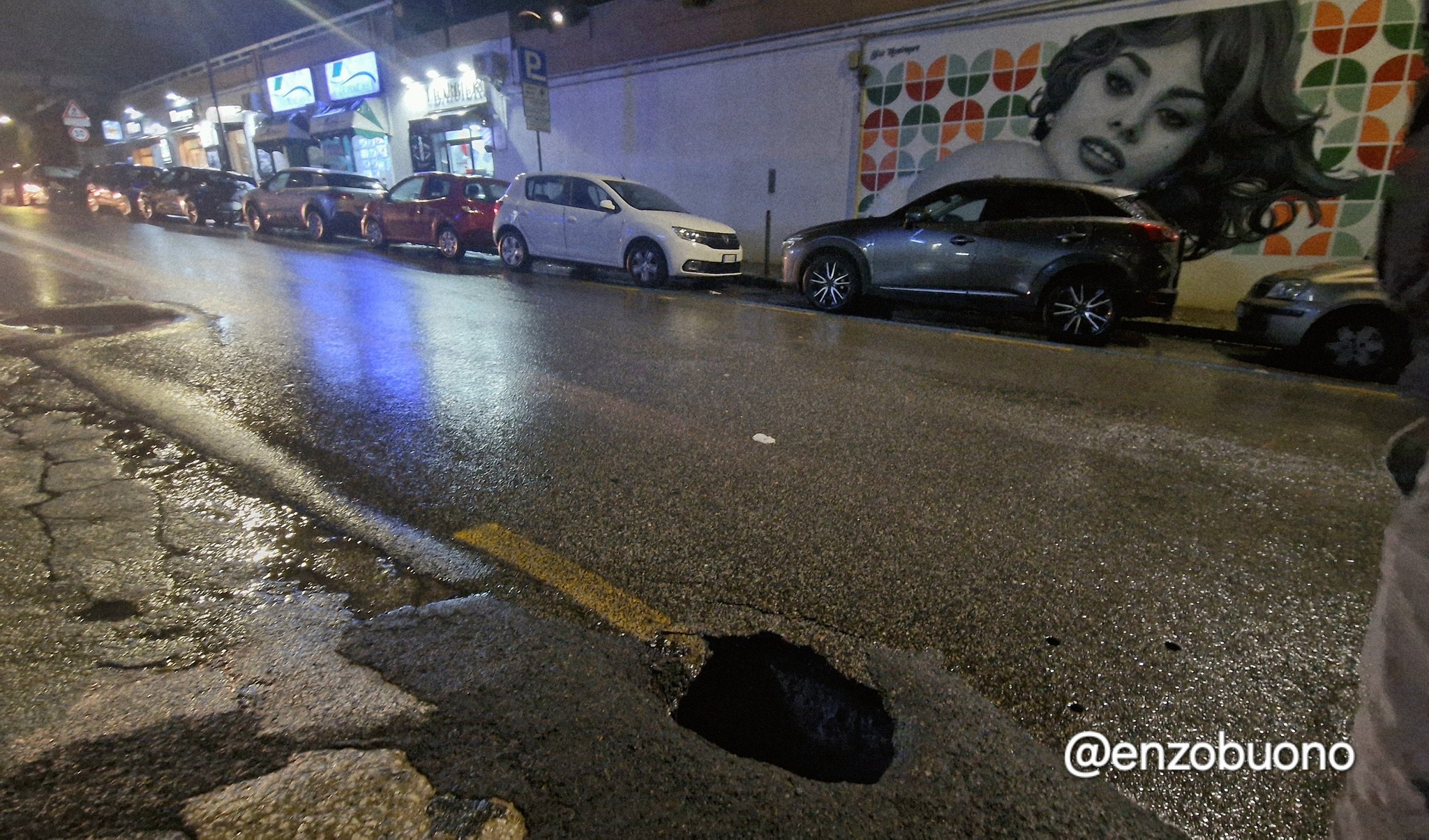 POZZUOLI/ Maltempo, si apre voragine in via Solfatara: era stata appena rattoppata dal comune