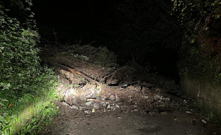 POZZUOLI/ Maltempo, frana a Cigliano: residenti in trappola