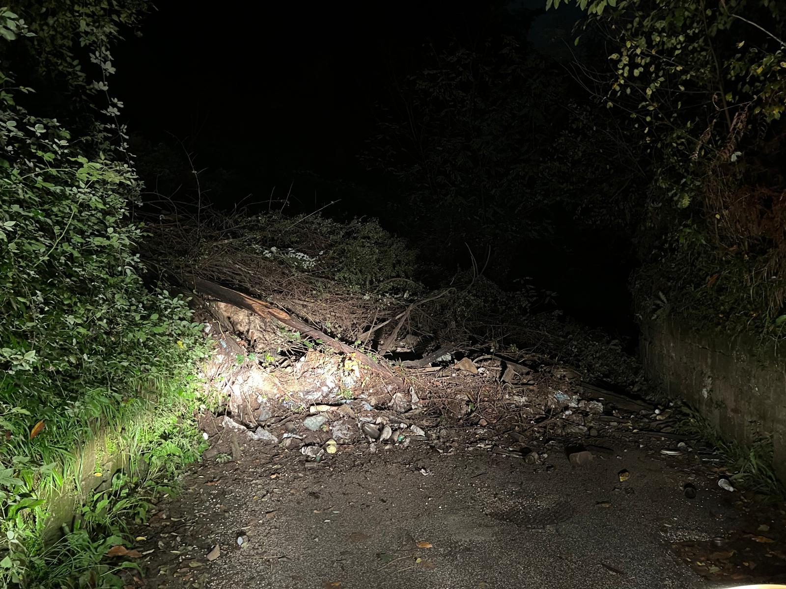 POZZUOLI/ Maltempo, frana a Cigliano: residenti in trappola