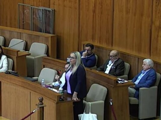 POZZUOLI/ Pastore rientra in maggioranza e la De Simone lascia il gruppo