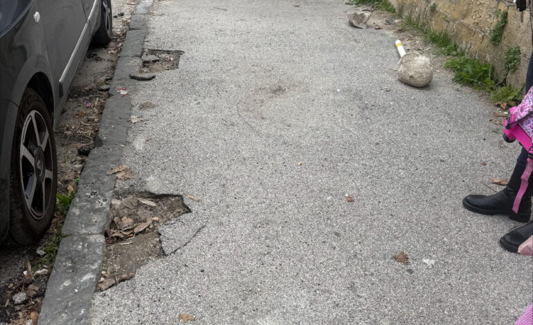POZZUOLI/ «Marciapiede devastato davanti scuola a Licola Borgo» – LE FOTO