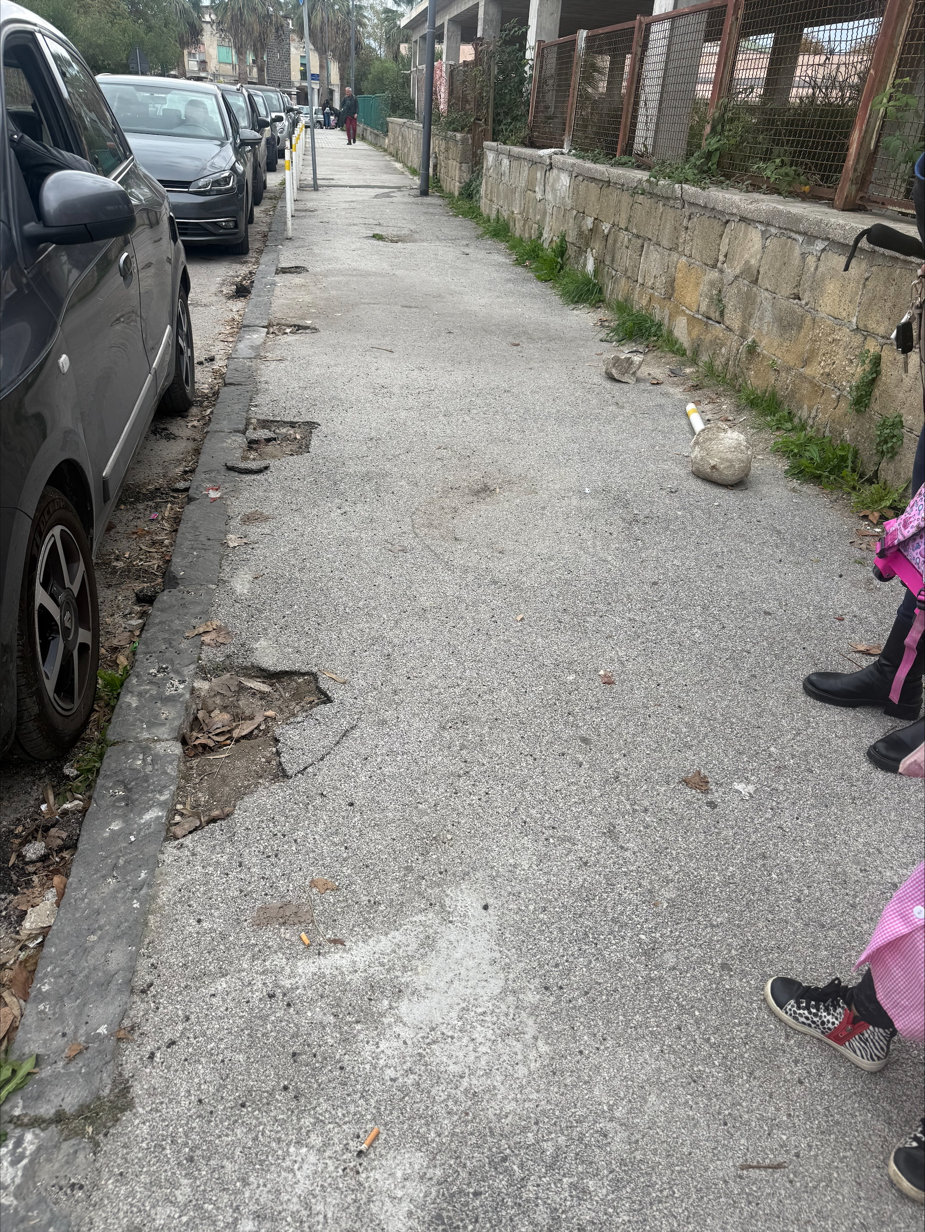 POZZUOLI/ «Marciapiede devastato davanti scuola a Licola Borgo» – LE FOTO