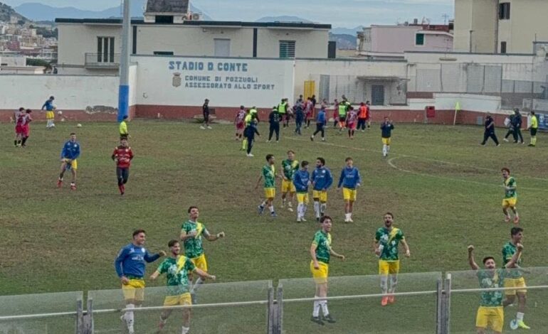 CALCIO/ Testa, cuore e grinta: il Rione Terra vince al 90esimo e si porta a un passo dalla vetta