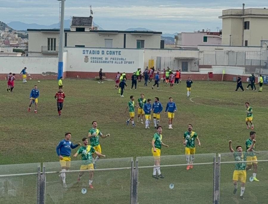 CALCIO/ Testa, cuore e grinta: il Rione Terra vince al 90esimo e si porta a un passo dalla vetta