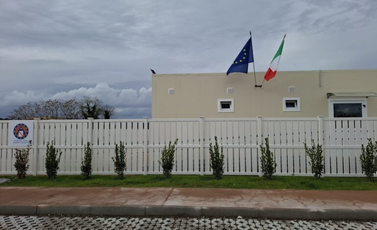 POZZUOLI/ Piove nella scuola realizzata dalla Protezione Civile per il bradisismo: il sindaco la chiude