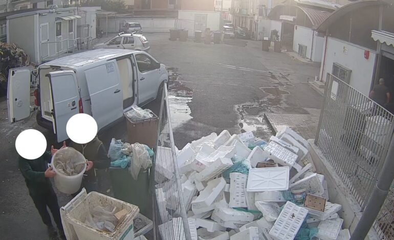 Abbandonava rifiuti nel mercato di Pozzuoli, incastrato dalle telecamere della Municipale