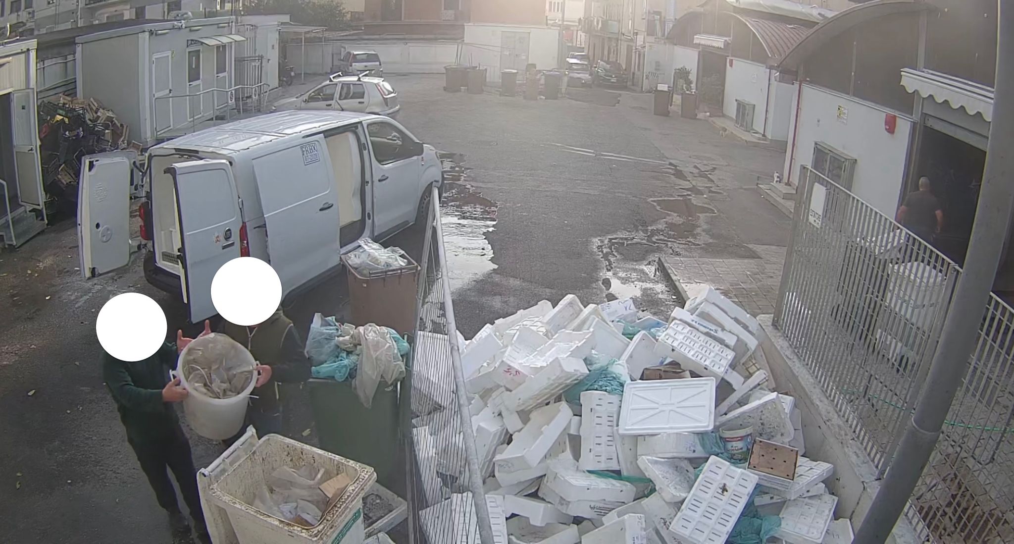 Abbandonava rifiuti nel mercato di Pozzuoli, incastrato dalle telecamere della Municipale