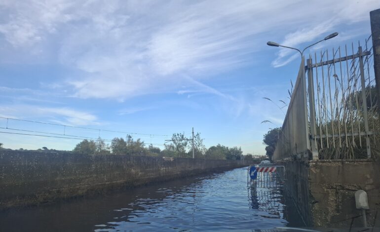 POZZUOLI/ Via Reginelle allagata anche senza piogge