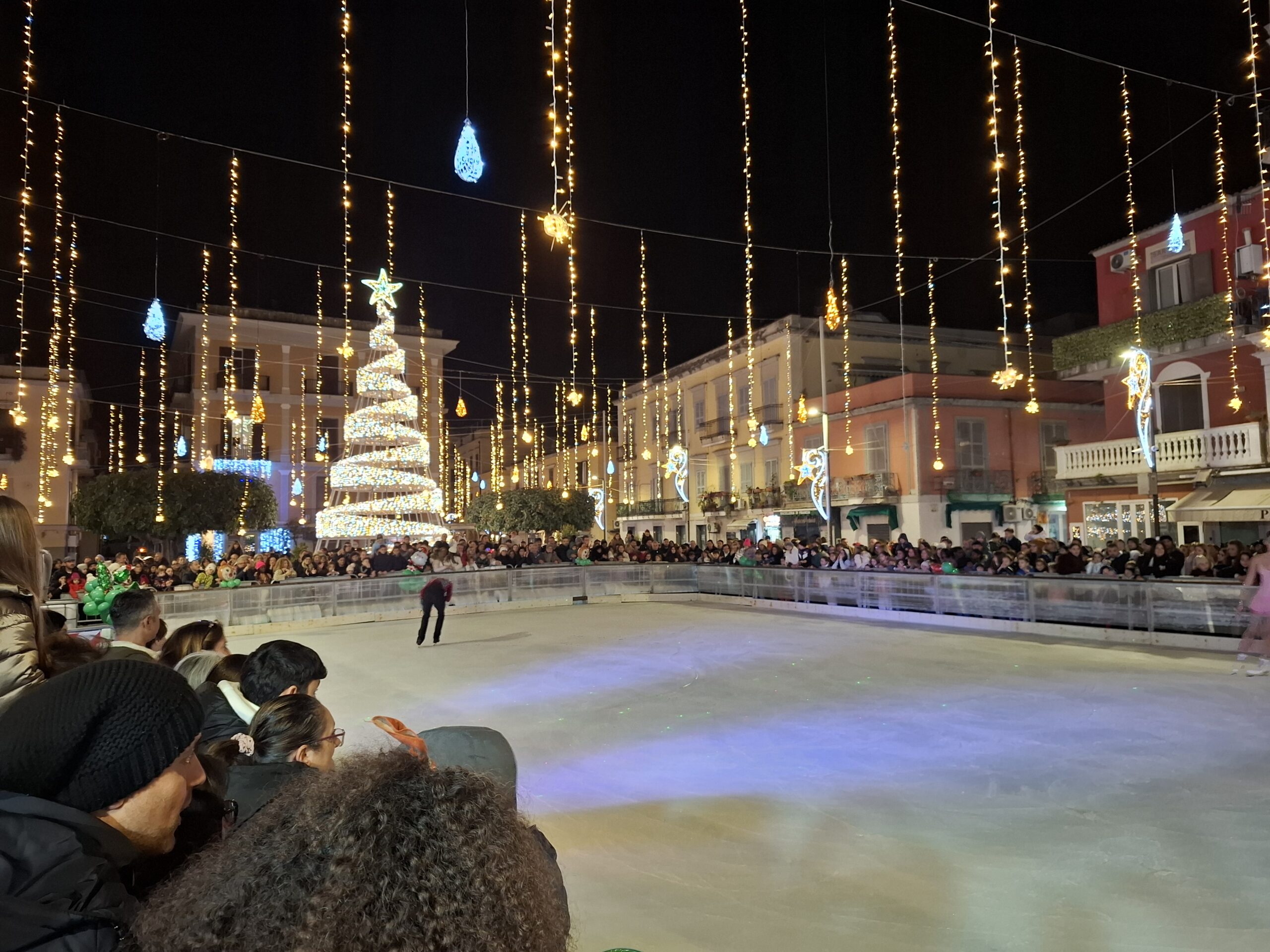 Natale a Pozzuoli, i commercianti uniti ringraziano l’amministrazione Manzoni «Esempio virtuoso»