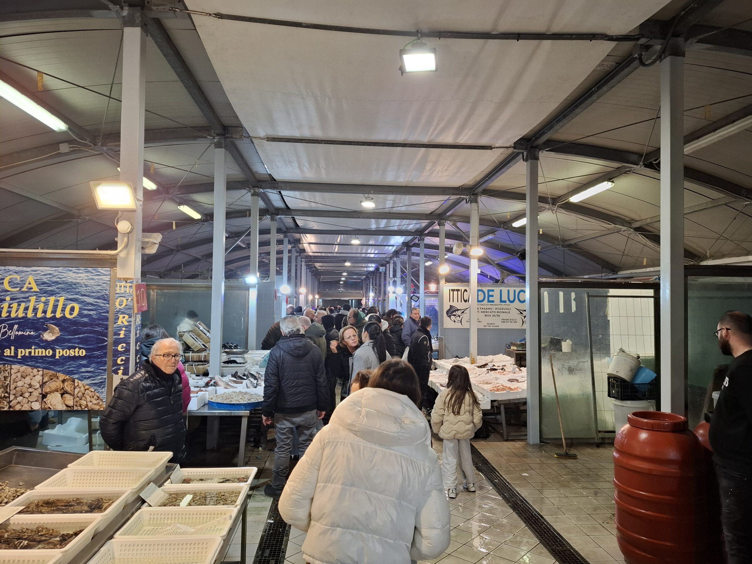 La lunga notte al mercato del pesce di Pozzuoli: si rinnova la tradizione