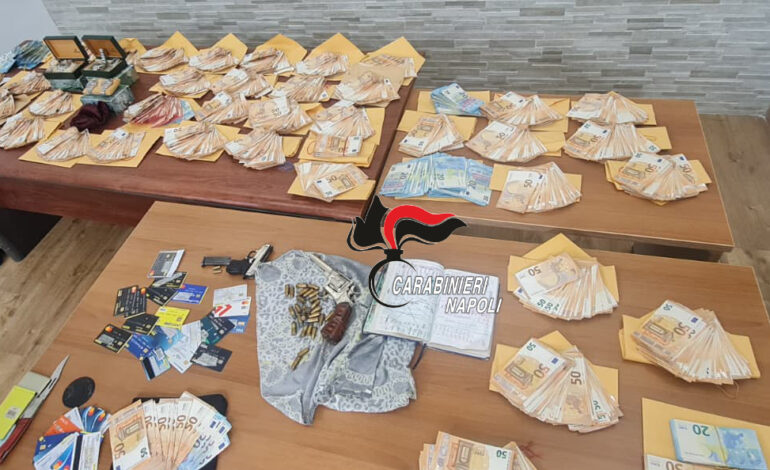 CITTÀ METROPOLITANA/ Blitz dei carabinieri: sequestrati 205mila euro, pistole, carte di credito e orologi di lusso