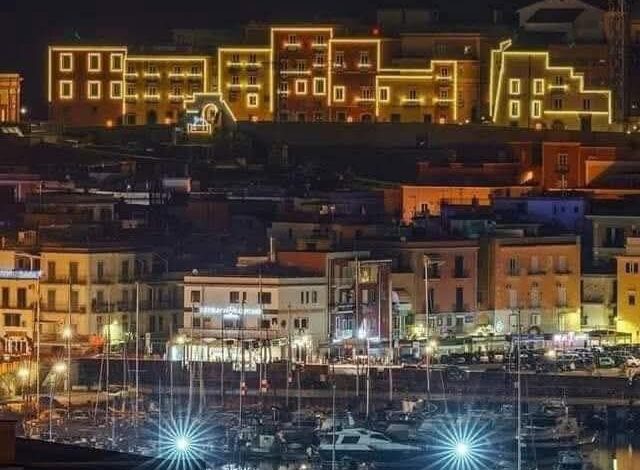 Si accende lo spettacolo delle luminarie a Pozzuoli e al Rione Terra