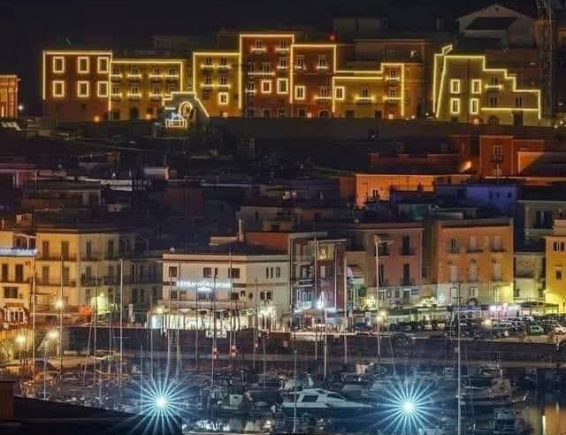 Si accende lo spettacolo delle luminarie a Pozzuoli e al Rione Terra
