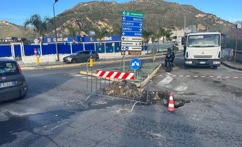 POZZUOLI/ Voragine ad Arco Felice, rischio slittamento a lunedì. Manzoni: “Manca il calcestruzzo, aspettiamo che riapra la ditta”