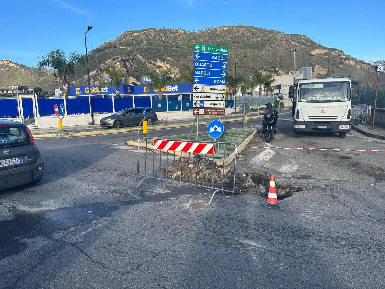 POZZUOLI/ Voragine ad Arco Felice, rischio slittamento a lunedì. Manzoni: “Manca il calcestruzzo, aspettiamo che riapra la ditta”