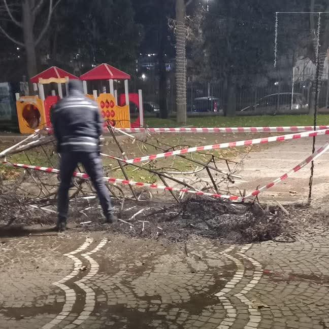Incendiato il Babbo Natale nella villa comunale di Quarto