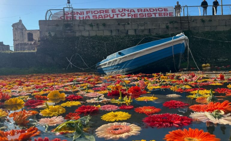 Fiori nella Darsena di Pozzuoli: simbolo di resistenza e rinascita – LE FOTO