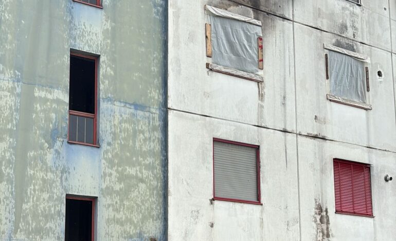 POZZUOLI/ Sgomberati dopo l’incendio, restano senza casa e senza albergo «Ci hanno cacciati. Siamo finiti per strada»