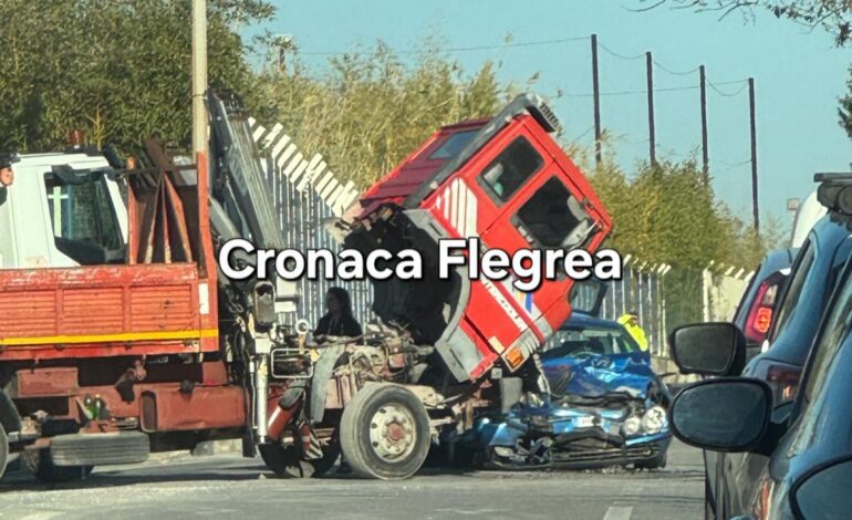 Spaventoso schianto tra camion e auto a Licola: ferita 25enne