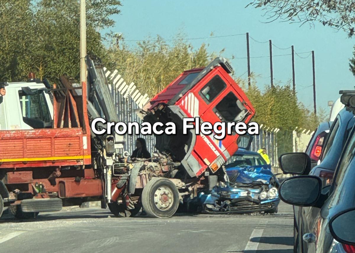 Spaventoso schianto tra camion e auto a Licola: ferita 25enne