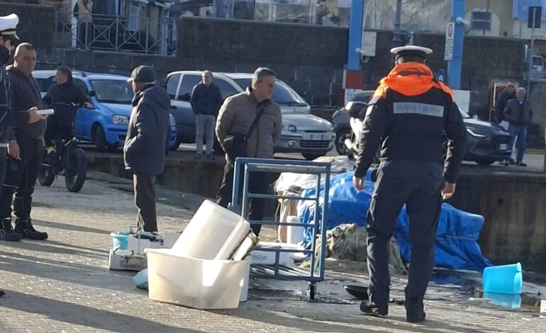 Blitz al porto di Pozzuoli: sequestrato pesce venduto illegalmente – LE FOTO