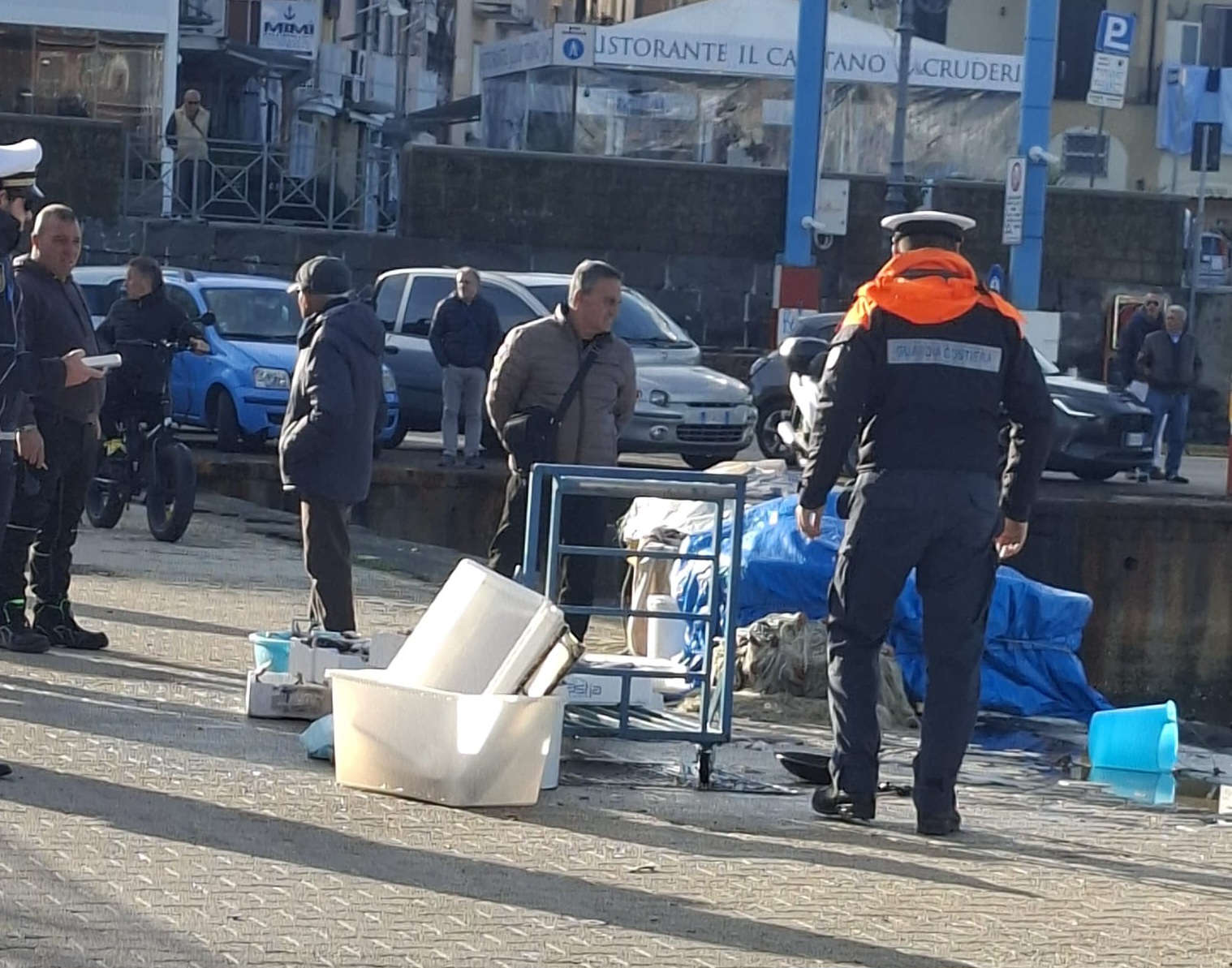 Blitz al porto di Pozzuoli: sequestrato pesce venduto illegalmente – LE FOTO