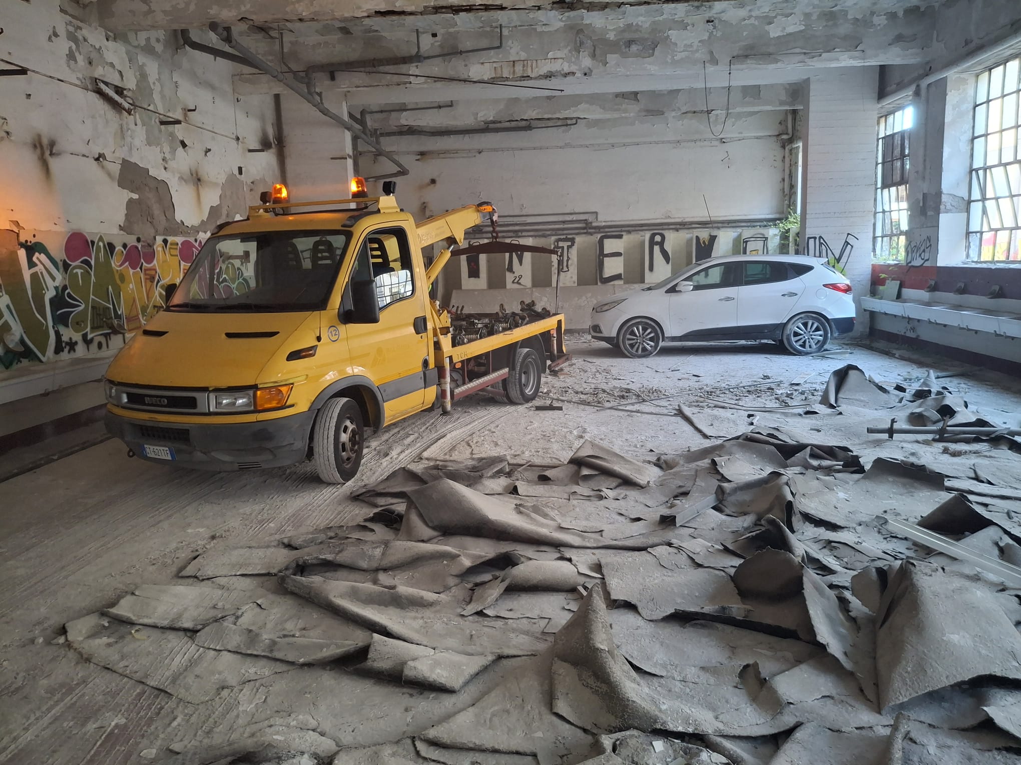 POZZUOLI/ Scoperto deposito di auto rubate all’interno dell’ex Sofer – LE FOTO