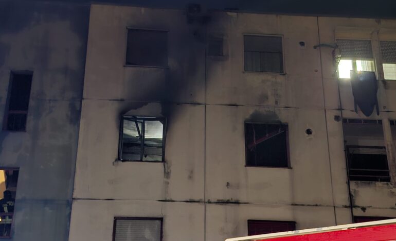 POZZUOLI/ In fiamme carrozzina elettrica, incendio distrugge casa: morta 61enne, grave il marito. Feriti anche due vigili del fuoco – LE FOTO