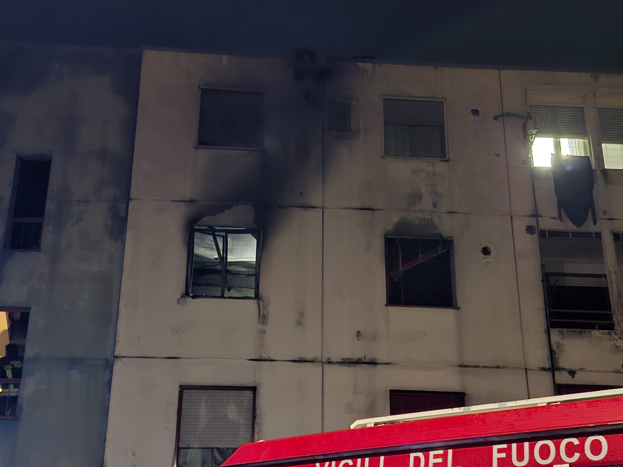 POZZUOLI/ In fiamme carrozzina elettrica, incendio distrugge casa: morta 61enne, grave il marito. Feriti anche due vigili del fuoco – LE FOTO