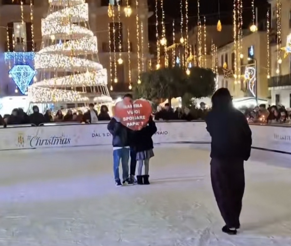 Le chiede di sposarlo sulla pista di ghiaccio a Pozzuoli