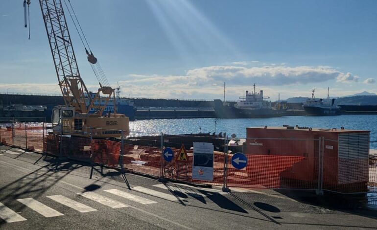 Porto di Pozzuoli, conto alla rovescia per l’installazione del pontone galleggiante “Sarà pronto entro fine gennaio 2026”