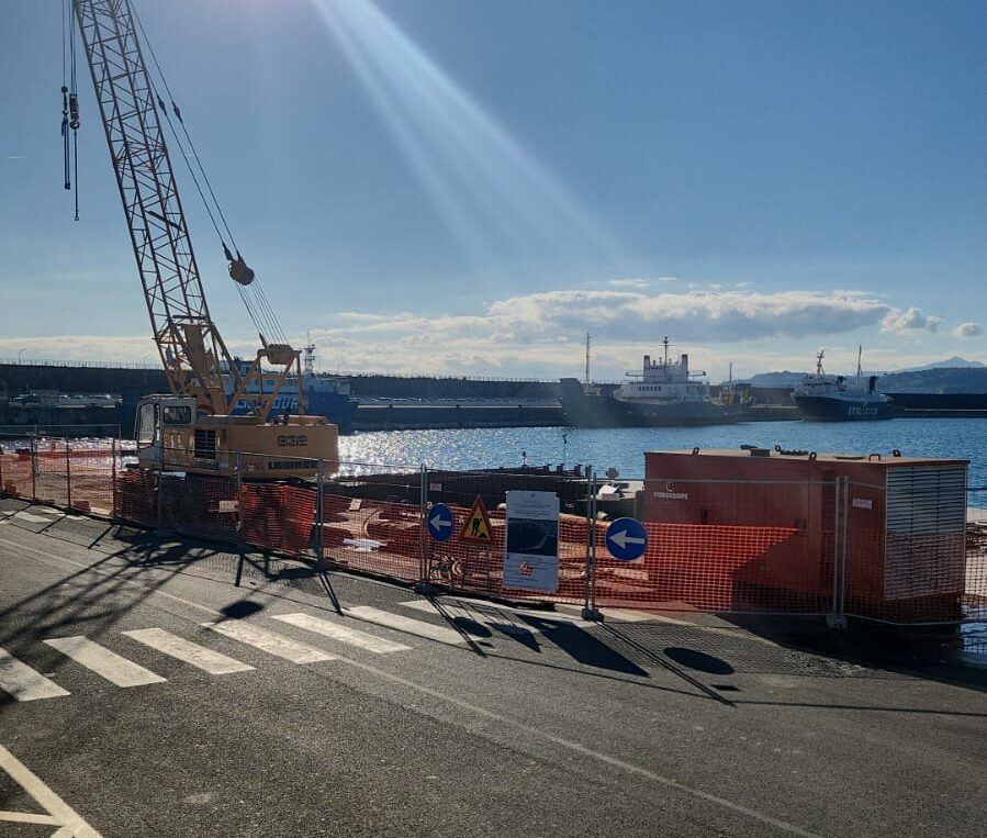 Porto di Pozzuoli, conto alla rovescia per l’installazione del pontone galleggiante “Sarà pronto entro fine gennaio 2026”