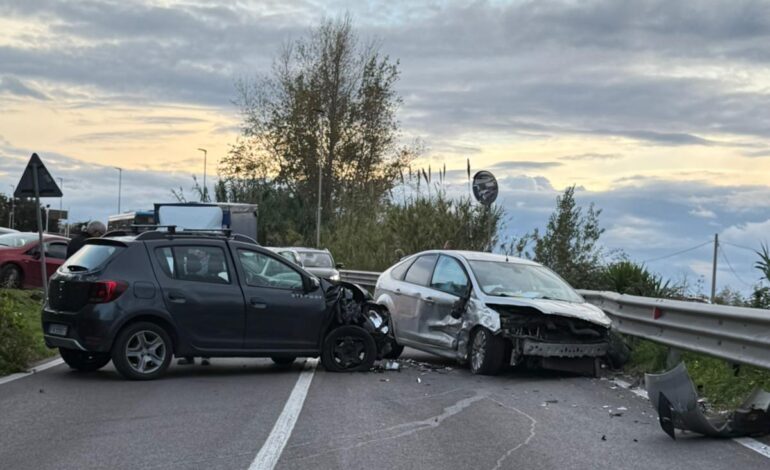POZZUOLI/ Scontro tra due auto in via Montenuovo Licola Patria: traffico bloccato