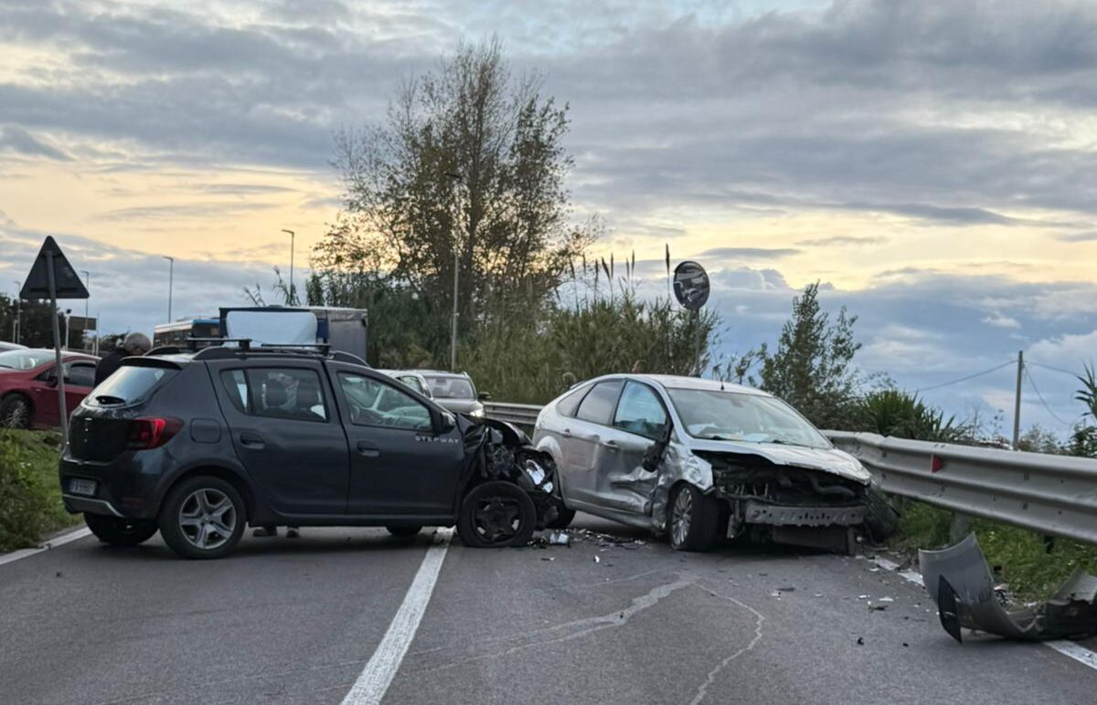 POZZUOLI/ Scontro tra due auto in via Montenuovo Licola Patria: traffico bloccato