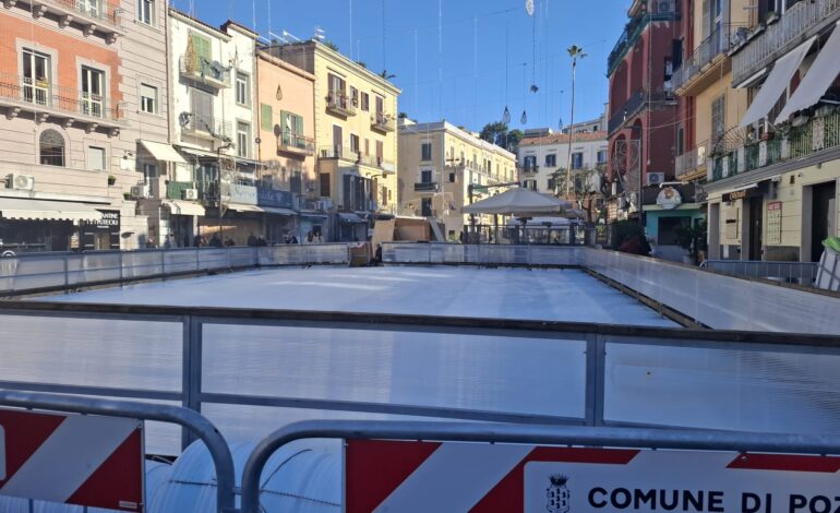 Pronta la pista di ghiaccio in piazza a Pozzuoli: il taglio del nastro insieme all’accensione delle luminarie
