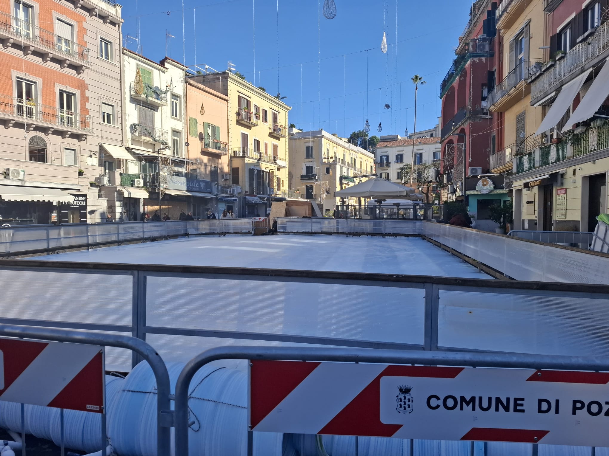 Pronta la pista di ghiaccio in piazza a Pozzuoli: il taglio del nastro insieme all’accensione delle luminarie