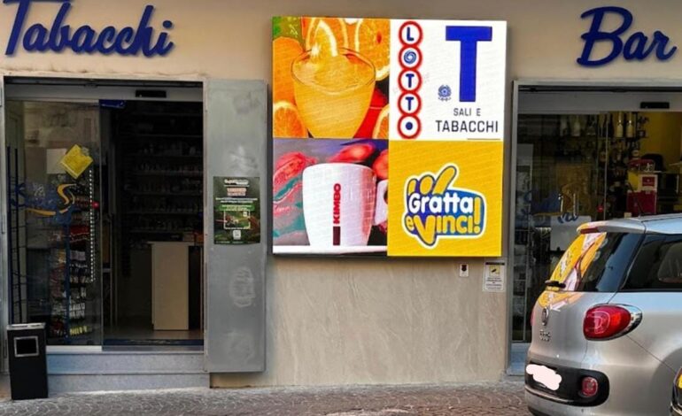 POZZUOLI/ Ladri in azione nella notte, assalto al bar-tabacchi “Salart” – IL VIDEO