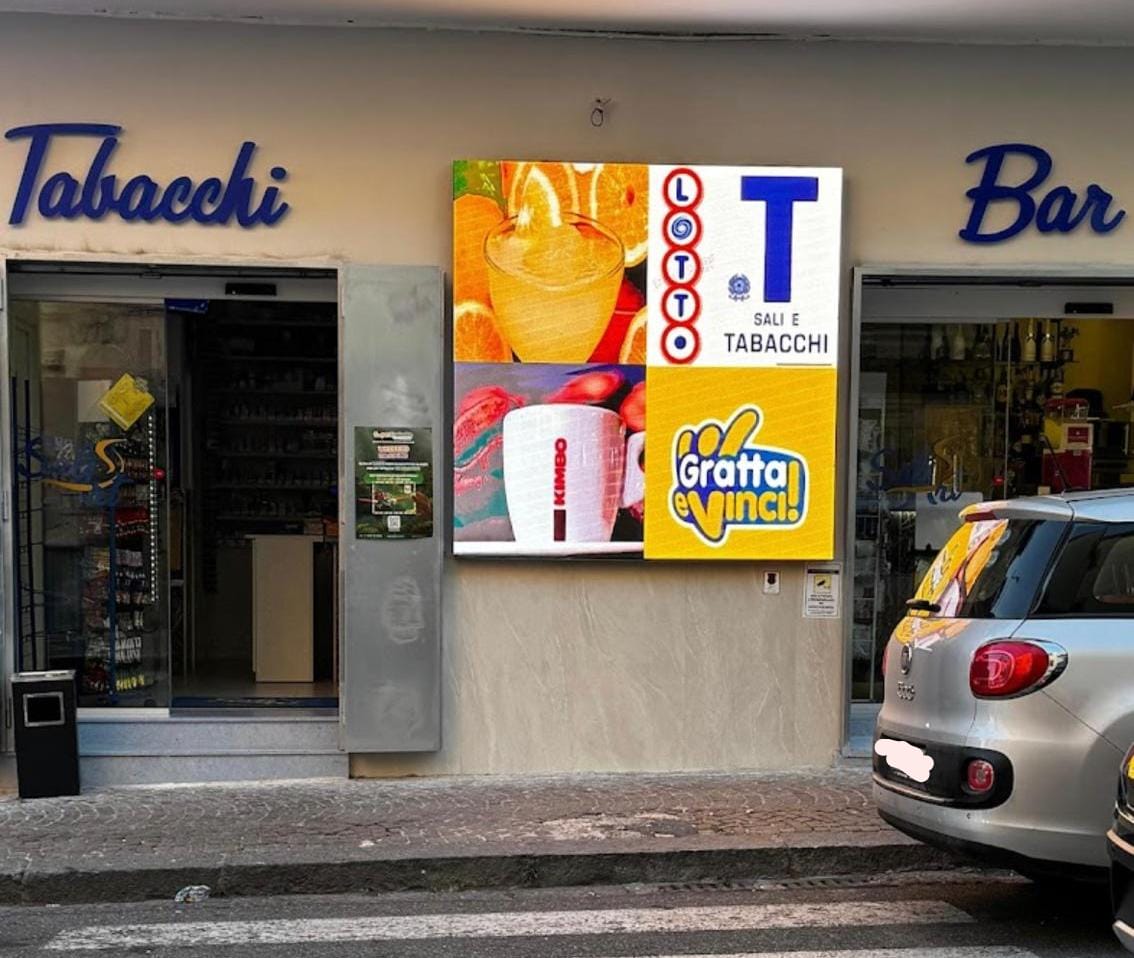 POZZUOLI/ Ladri in azione nella notte, assalto al bar-tabacchi “Salart” – IL VIDEO