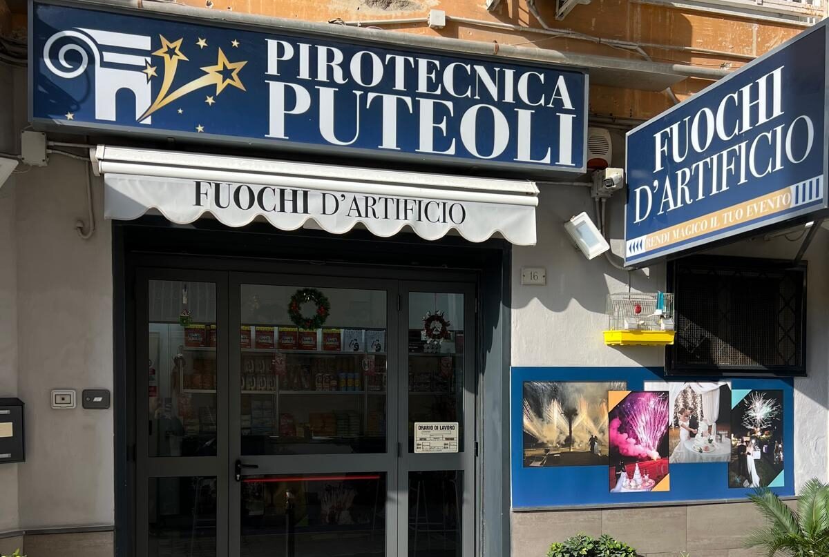 POZZUOLI/ Fuochi a norma per feste sicure: ad Arco Felice “Pirotecnica Puteoli” lo store autorizzato – LE FOTO