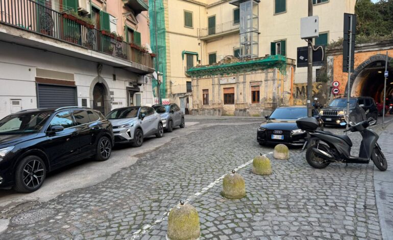 POZZUOLI/ «Nonostante i divieti si parcheggia in via Cavour: dove sono i vigili?»