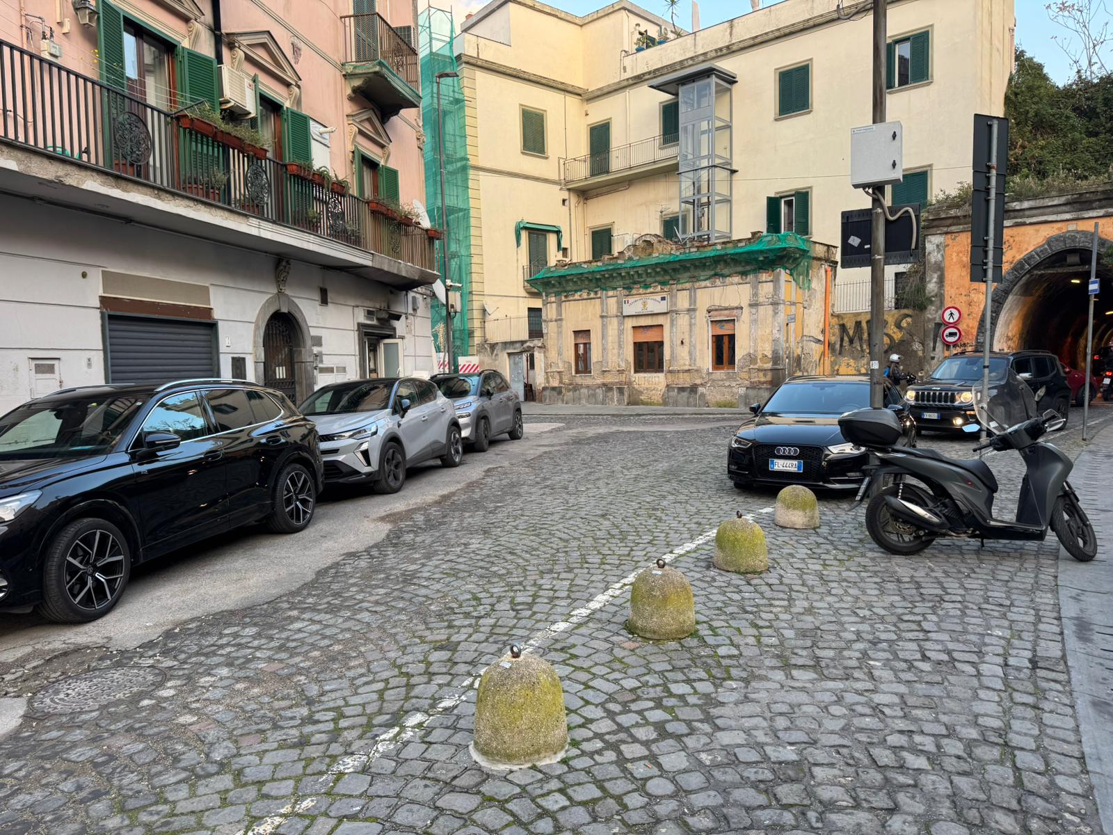 POZZUOLI/ «Nonostante i divieti si parcheggia in via Cavour: dove sono i vigili?»