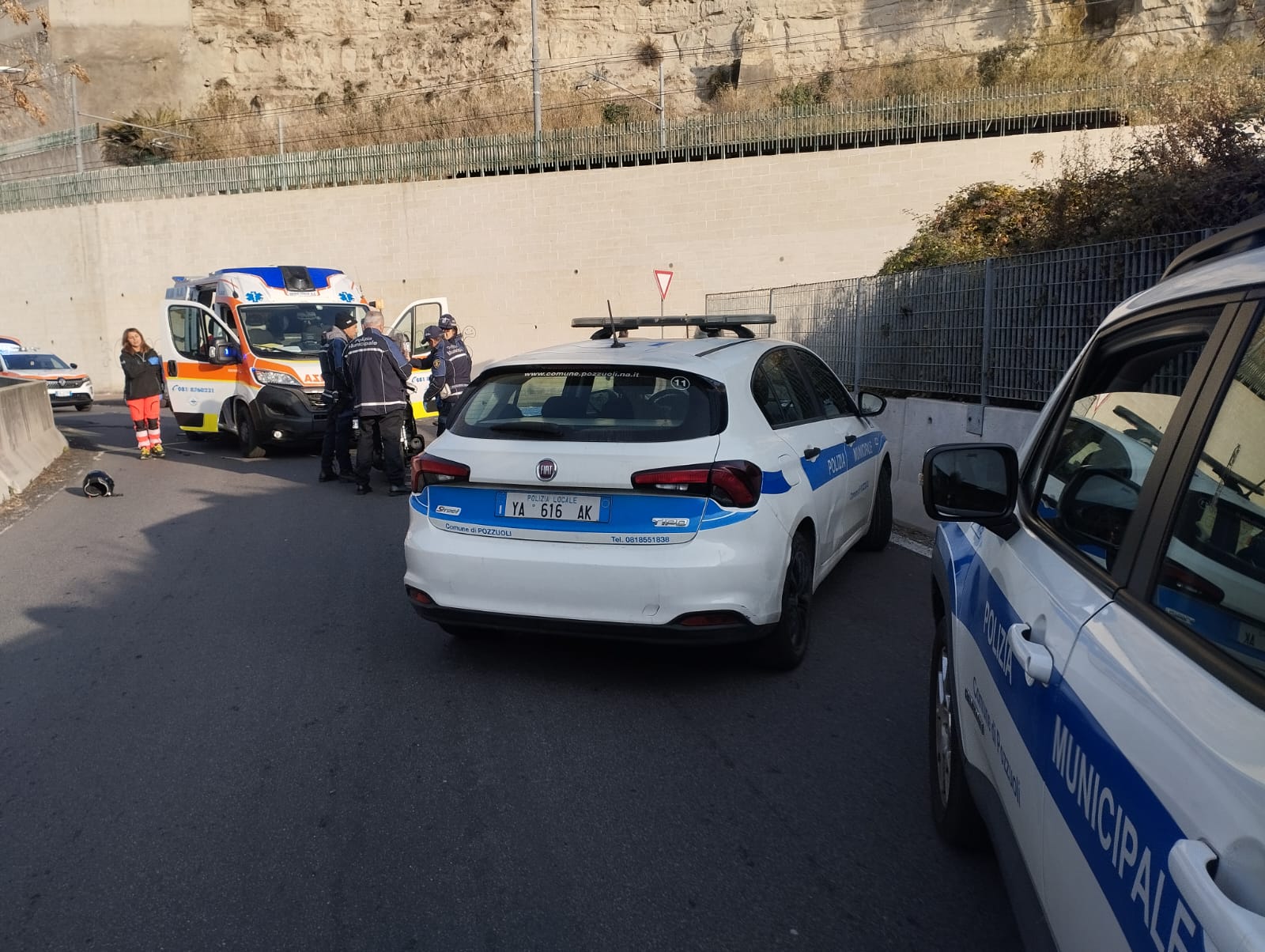 Tragedia a Pozzuoli, 16enne muore in incidente stradale, grave l’amico: stavano andando a scuola – LE FOTO