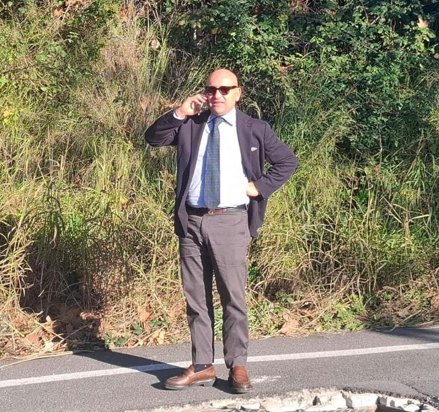 POZZUOLI/ Asfalto sui sampietrini nel centro storico, ex assessore precisa: «Intervento eseguito in urgenza per la sicurezza stradale»