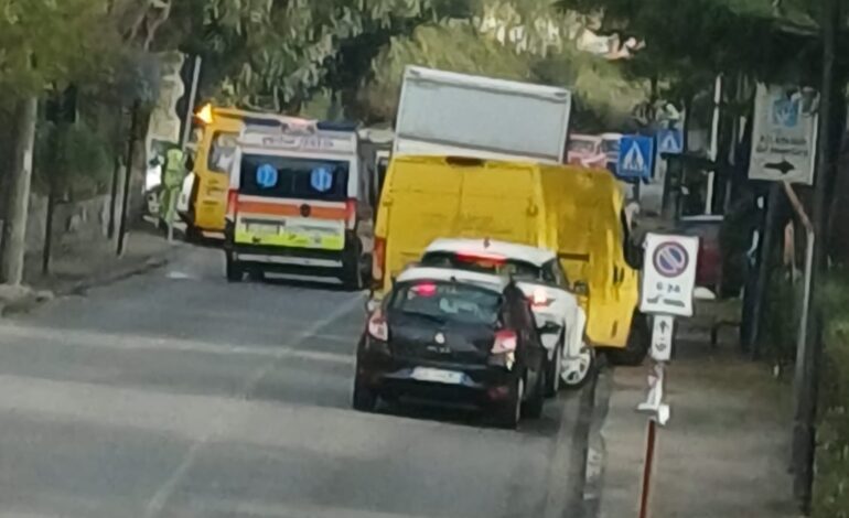 Incidente a Pozzuoli: auto distrutta e feriti