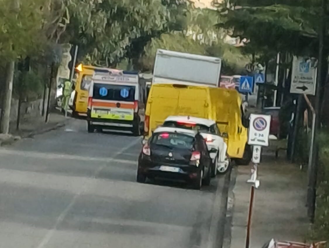 Incidente a Pozzuoli: auto distrutta e feriti