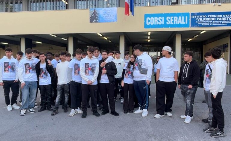 Al “Pareto” di Pozzuoli t-shirt e palloncini bianchi per ricordare Vincenzo