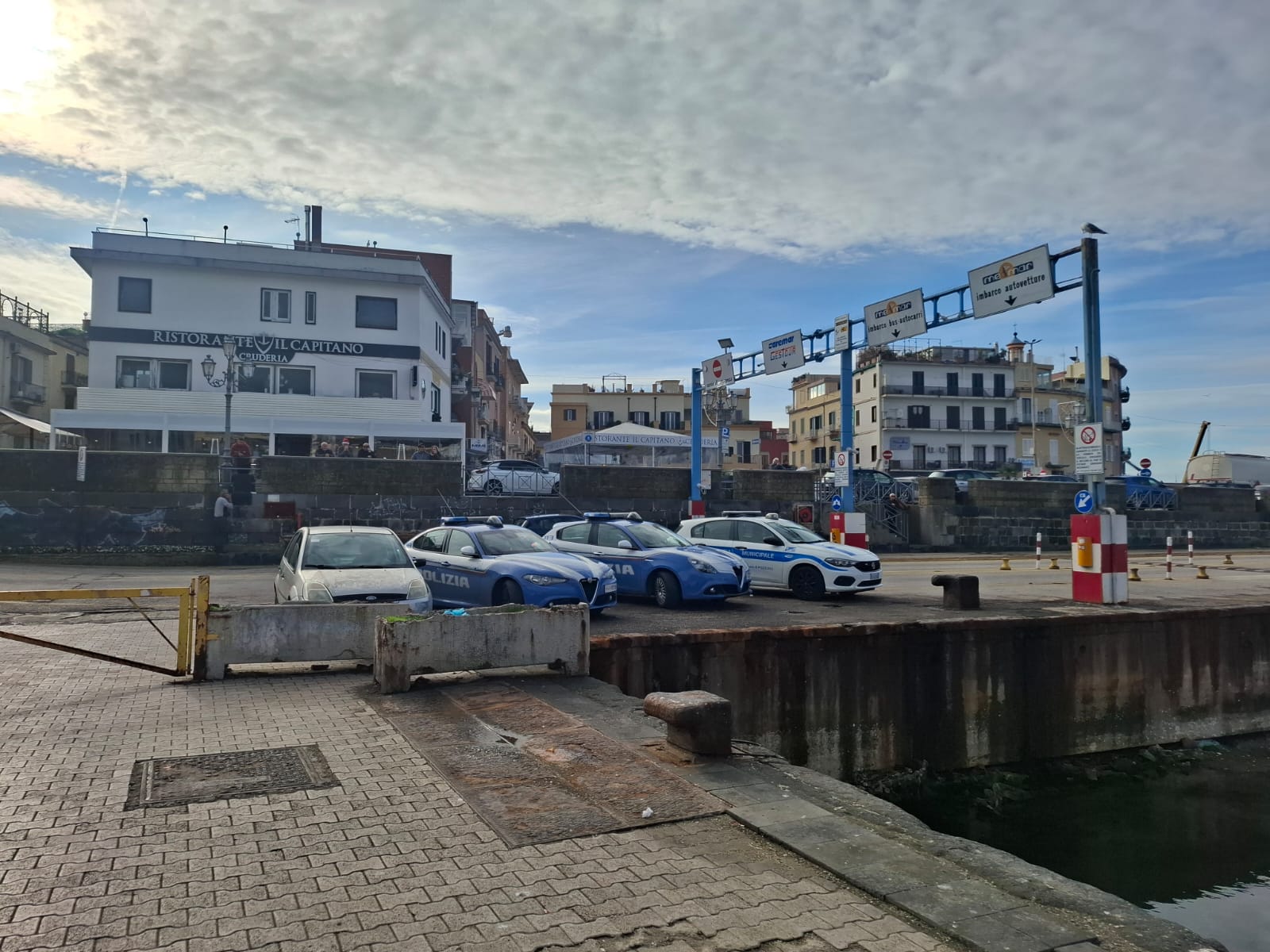 «Vi accoltello!» minacce a poliziotti e militari sul porto di Pozzuoli: nei guai un pescatore abusivo