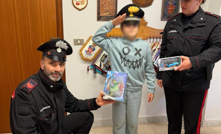 Bimbo orfano scappa da casa per vendere disegni e libri «Volevo fare un regalo alla mia sorellina»