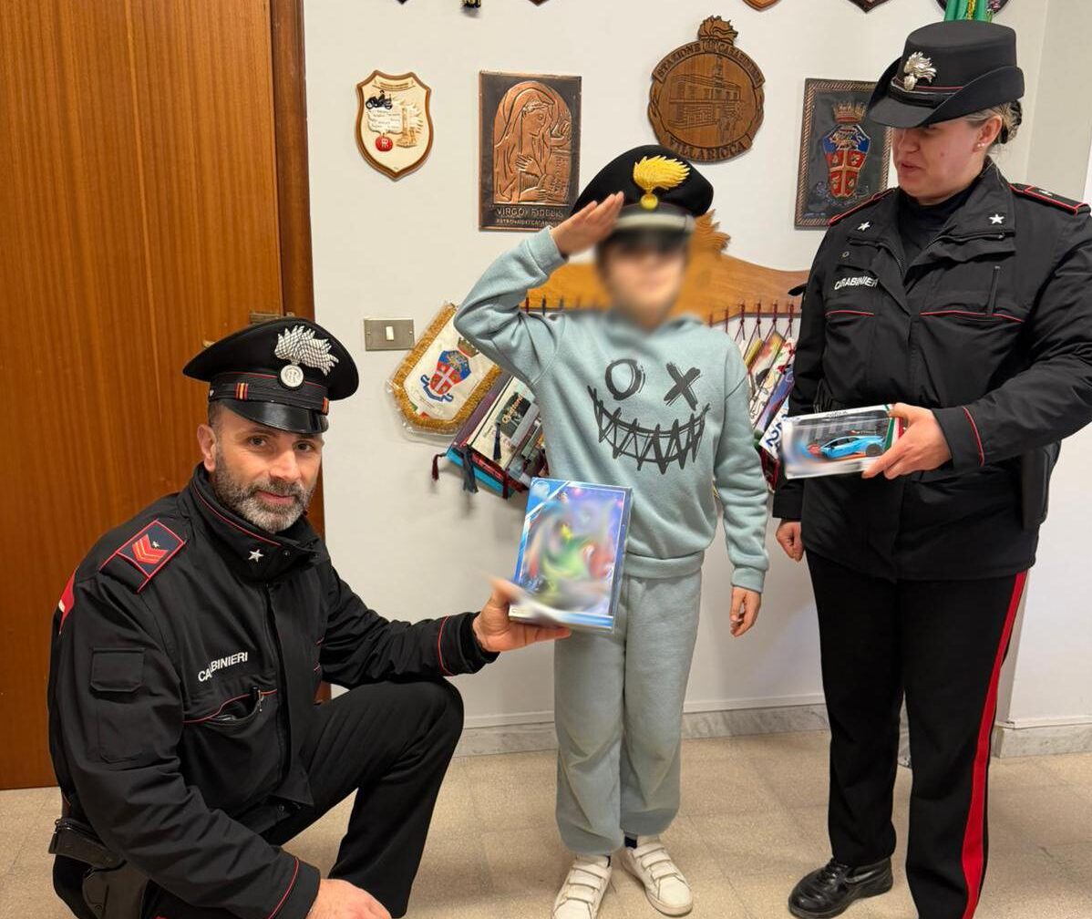 Bimbo orfano scappa da casa per vendere disegni e libri «Volevo fare un regalo alla mia sorellina»