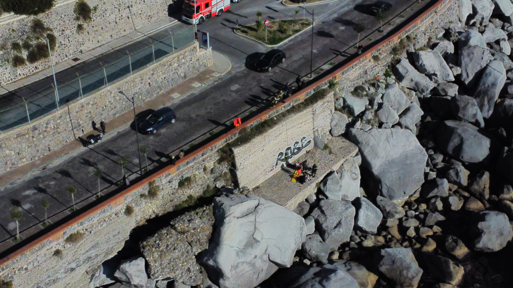 Paura a Pozzuoli: uomo cade sulla scogliera dopo un volo di diversi metri